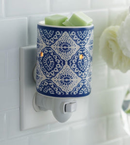 Pluggable Melt Warmer/Oil Burner - Indigo Style plus 2 free soy melt pots