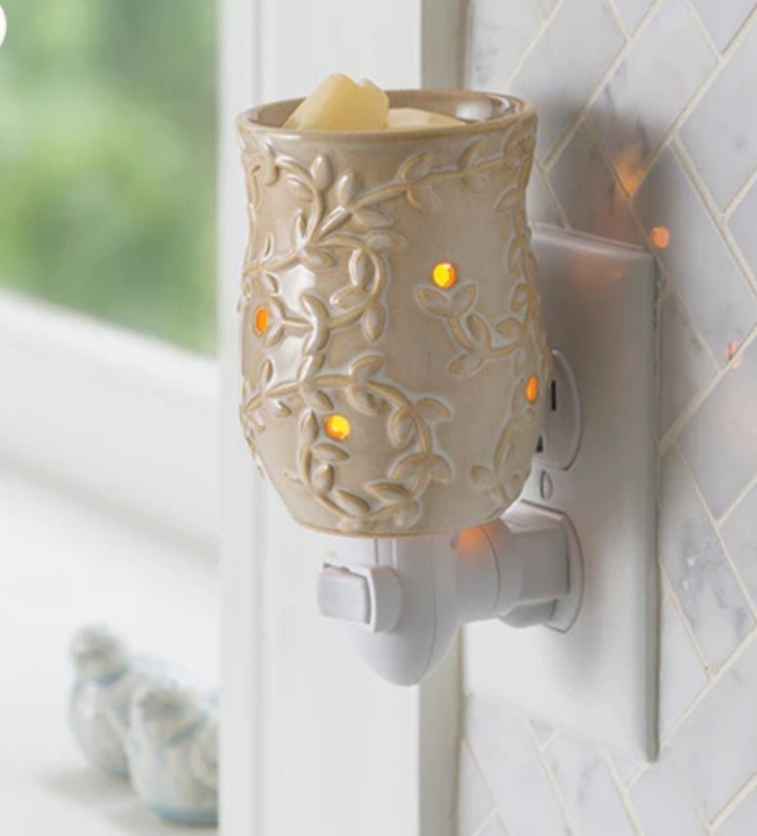 Pluggable Melt Warmer/Oil Burner - Chai Style plus 2 free soy melt pots