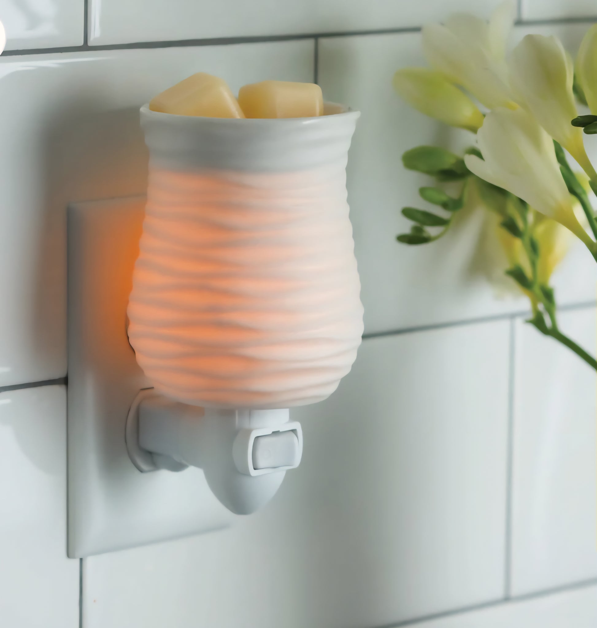 Pluggable Melt Warmer/Oil Burner - Harmony Style plus bonus 2 free soy melt pots